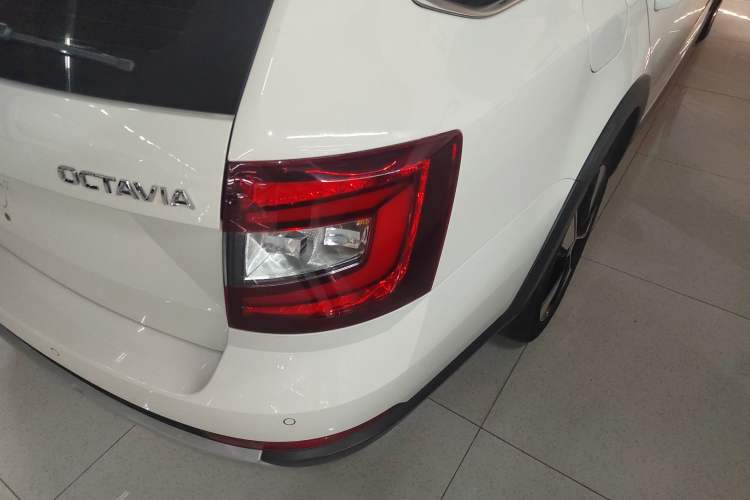 Used Skoda Octavia 2018 Station Wagon TSI280 DSG Flagship Edition Right Rear Taillight