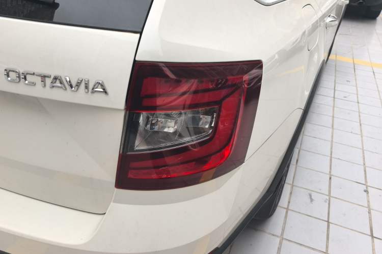 Used Skoda Octavia 2018 Station Wagon TSI230 DSG Luxury Edition Right Rear Taillight