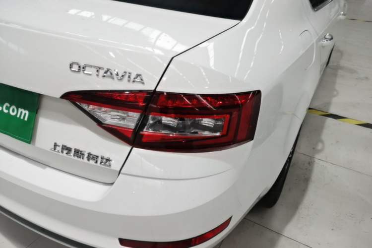 Used Skoda Octavia 2018 TSI230 DSG Luxury Edition Right Rear Taillight