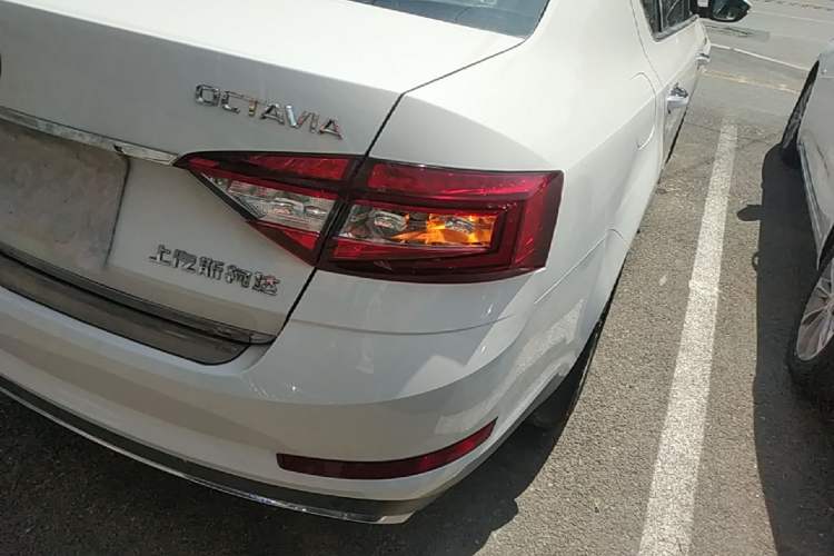 Used Skoda Octavia 2018 TSI230 DSG Luxury Edition Right Rear Taillight