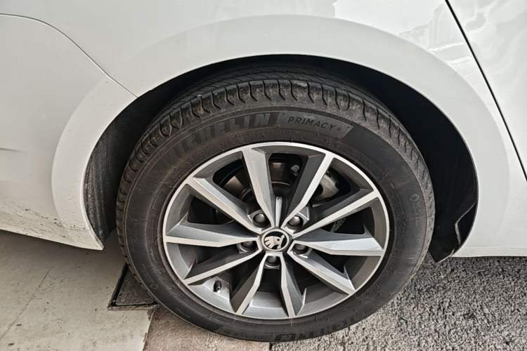 Used Skoda Octavia 2018 1.6L Automatic Comfort Edition Right Rear Wheel Hub