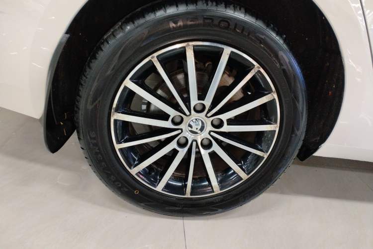 Used Skoda Octavia 2018 TSI230 DSG Luxury Edition Right Rear Wheel Hub