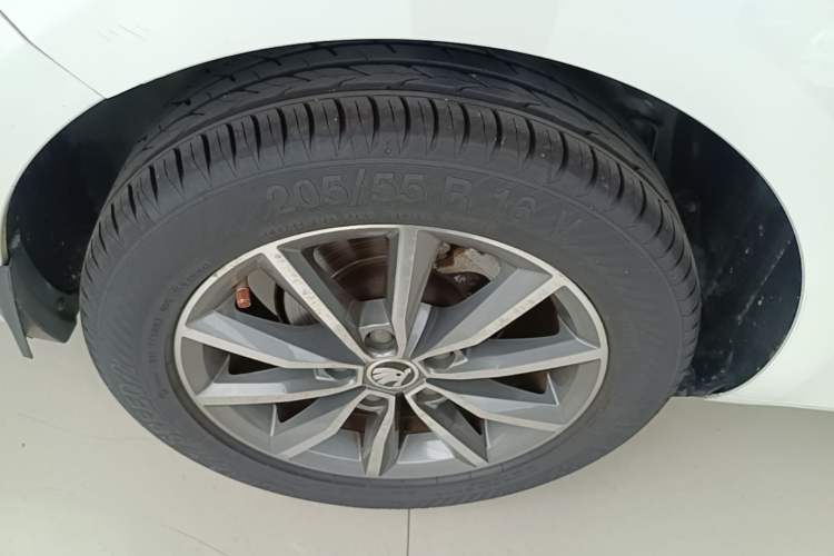 Used Skoda Octavia 2018 1.6L Automatic Comfort Edition Right Rear Wheel Hub