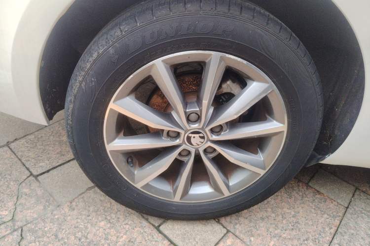 Used Skoda Octavia 2018 1.6L Automatic Comfort Edition Right Rear Wheel Hub