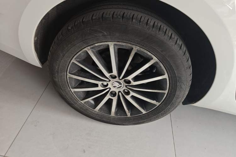 Used Skoda Octavia 2018 1.6L Automatic Luxury Edition Right Rear Wheel Hub
