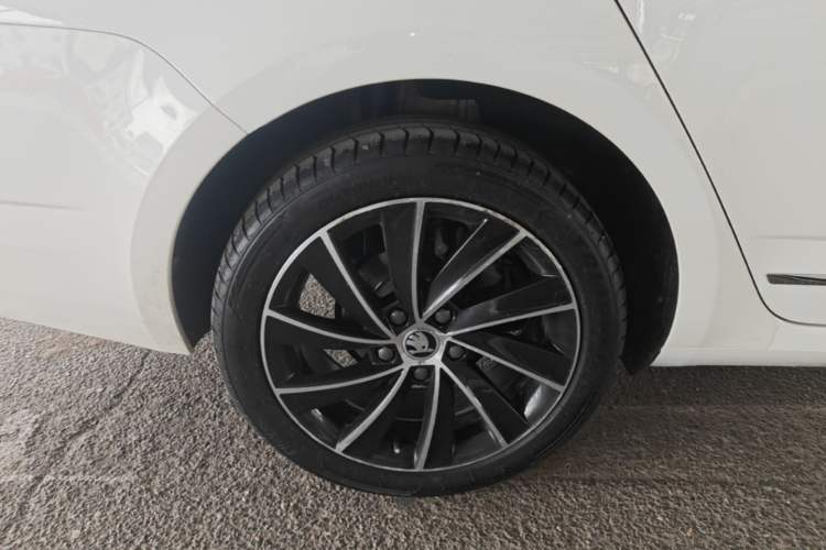 Used Skoda Octavia 2018 TSI280 DSG Flagship Edition Right Rear Wheel Hub