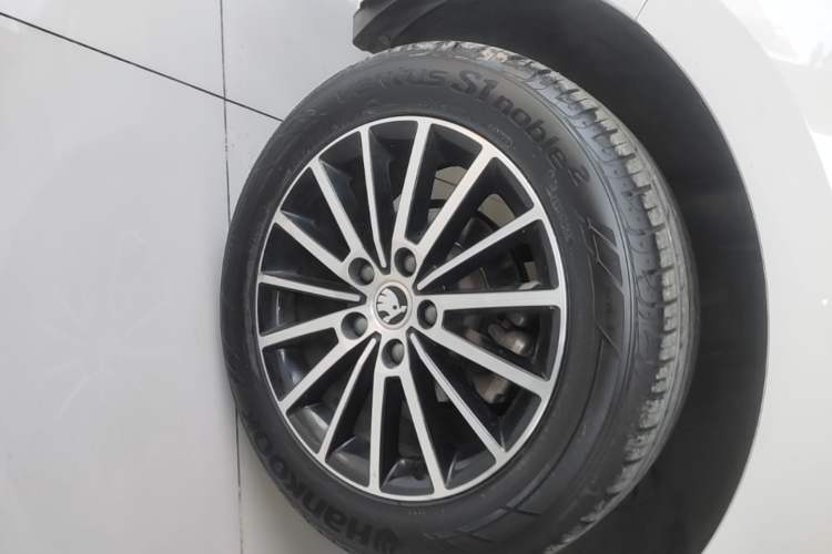 Used Skoda Octavia 2018 TSI230 DSG Luxury Edition Right Rear Wheel Hub
