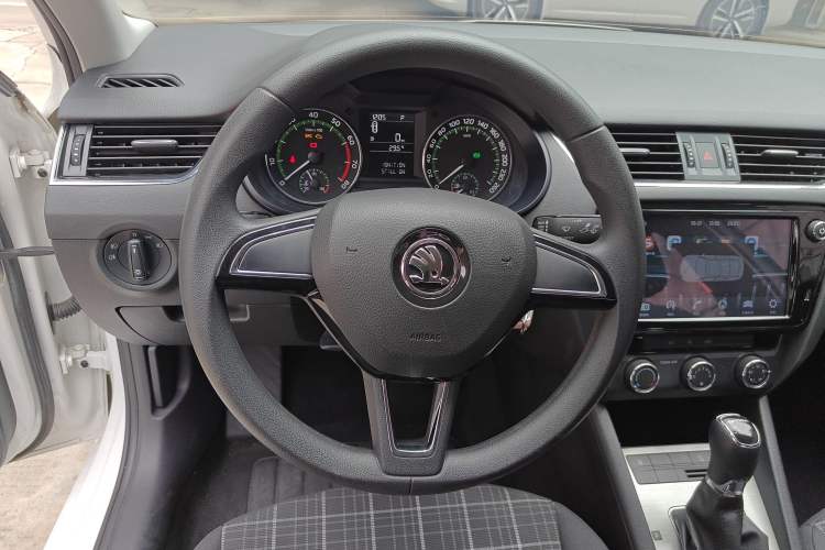 Used Skoda Octavia 2018 1.6L Automatic Comfort Edition Steering Wheel