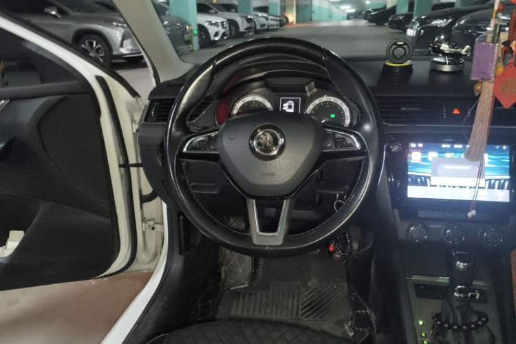 Used Skoda Octavia 2018 1.6L Automatic Luxury Edition Steering Wheel