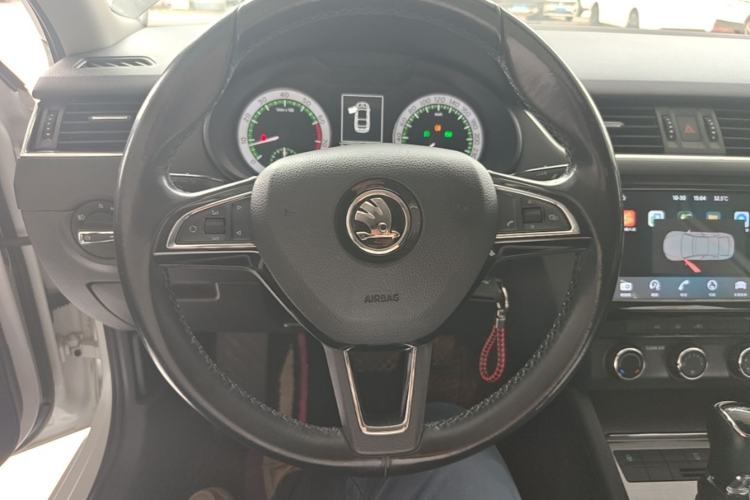 Used Skoda Octavia 2018 1.6L Automatic Luxury Edition Steering Wheel