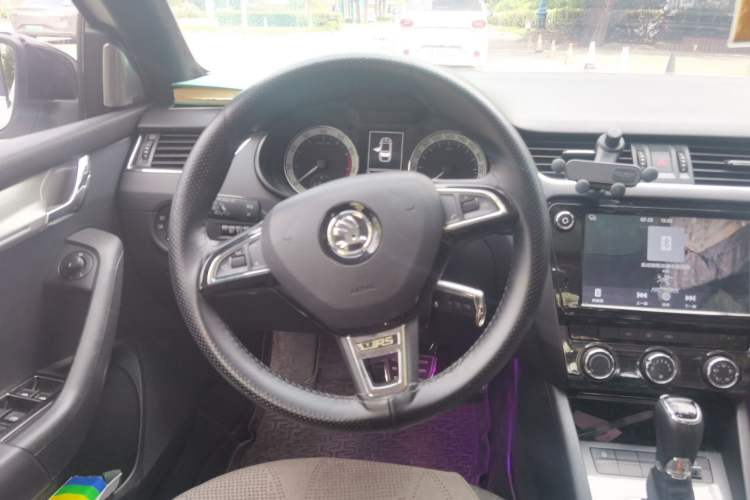 Used Skoda Octavia 2018 1.6L Automatic Luxury Edition Steering Wheel