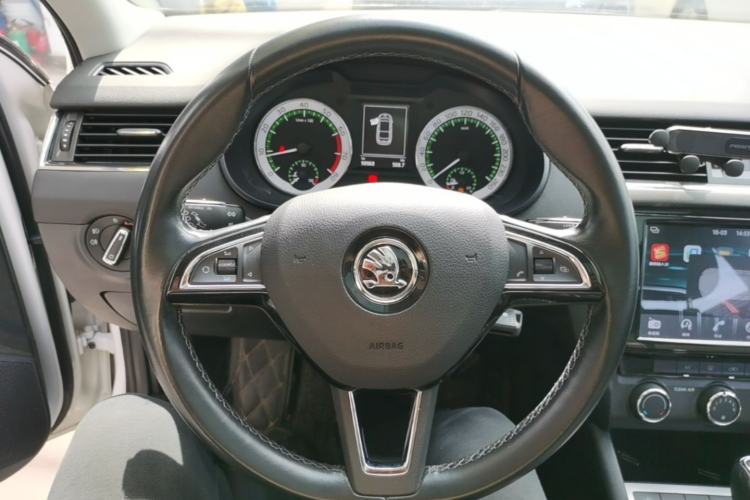 Used Skoda Octavia 2018 1.6L Automatic Luxury Edition Steering Wheel