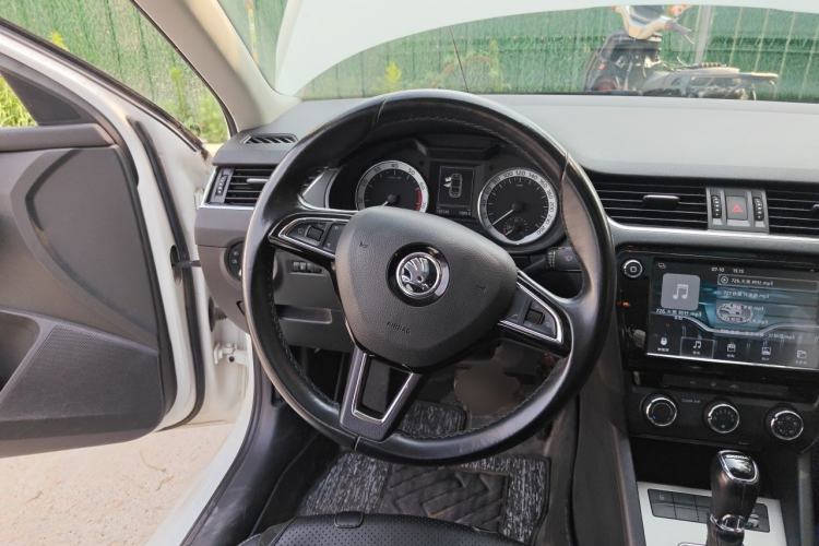 Used Skoda Octavia 2018 1.6L Automatic Luxury Edition Steering Wheel