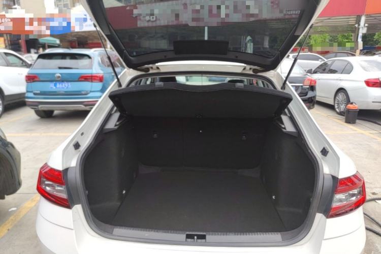 Used Skoda Octavia 2018 1.6L Automatic Luxury Edition Trunk