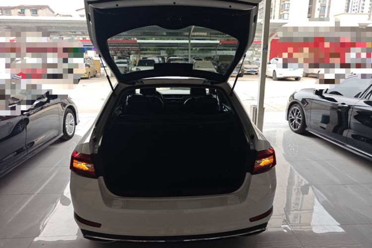 Used Skoda Octavia 2018 1.6L Automatic Luxury Edition Trunk