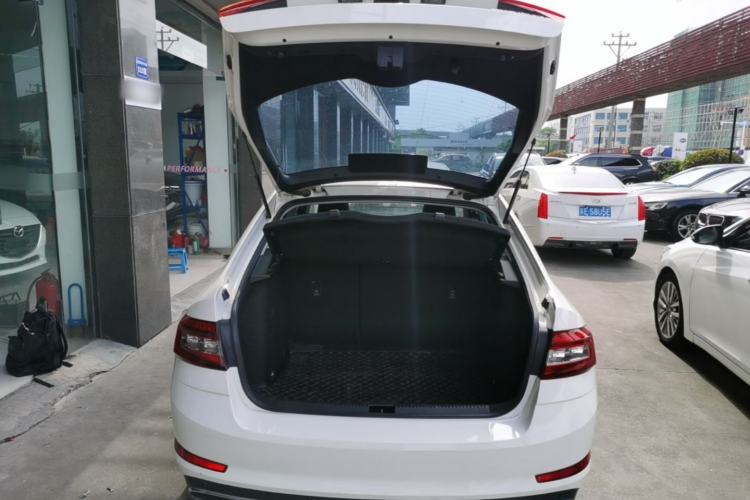 Used Skoda Octavia 2018 1.6L Automatic Luxury Edition Trunk