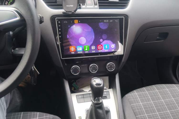 Used Skoda Octavia 2018 1.6L Automatic Comfort Edition Audio And AC Panel