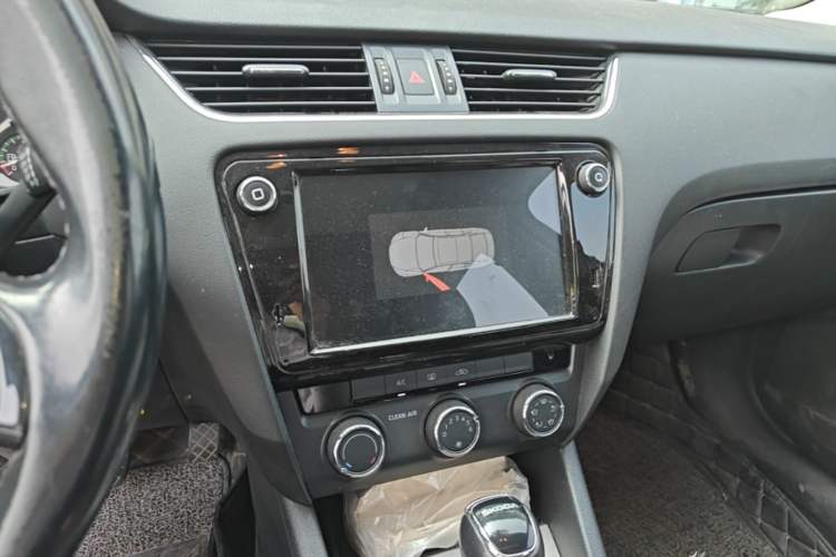 Used Skoda Octavia 2018 1.6L Automatic Luxury Edition Audio And AC Panel