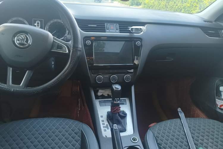Used Skoda Octavia 2018 1.6L Automatic Luxury Edition Audio And AC Panel