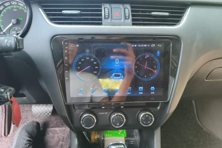Used Skoda Octavia 2018 1.6L Automatic Comfort Edition Audio And AC Panel