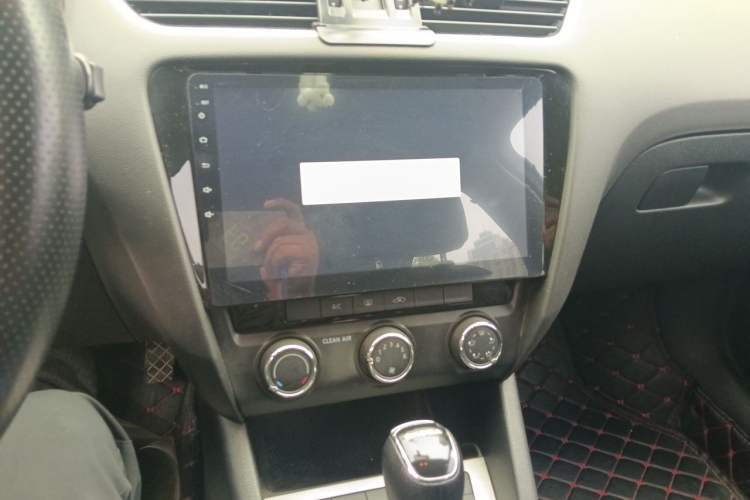 Used Skoda Octavia 2018 1.6L Automatic Comfort Edition Audio And AC Panel