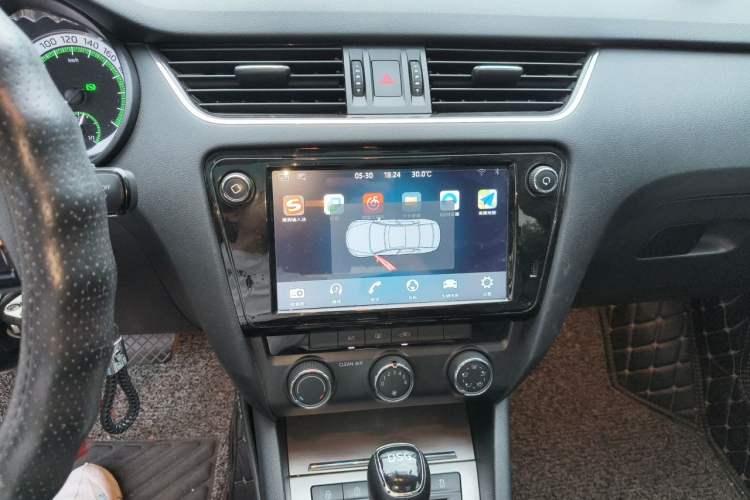 Used Skoda Octavia 2018 TSI230 DSG Luxury Edition Audio And AC Panel