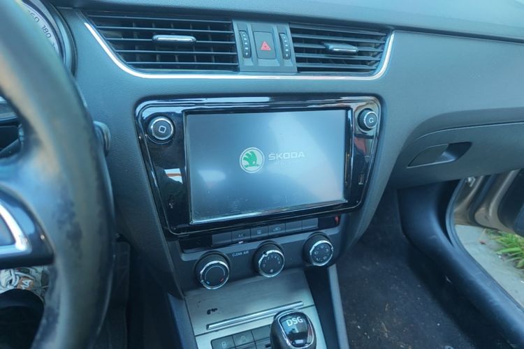 Used Skoda Octavia 2018 TSI280 DSG Luxury Edition Audio And AC Panel