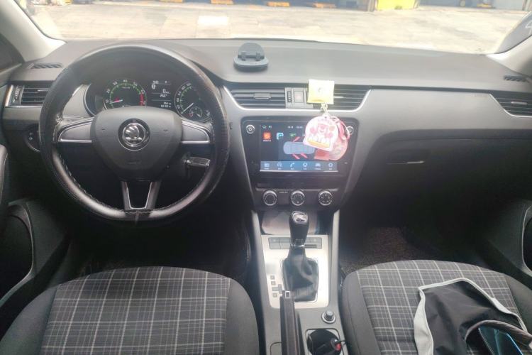 Used Skoda Octavia 2018 1.6L Automatic Comfort Edition Center Console