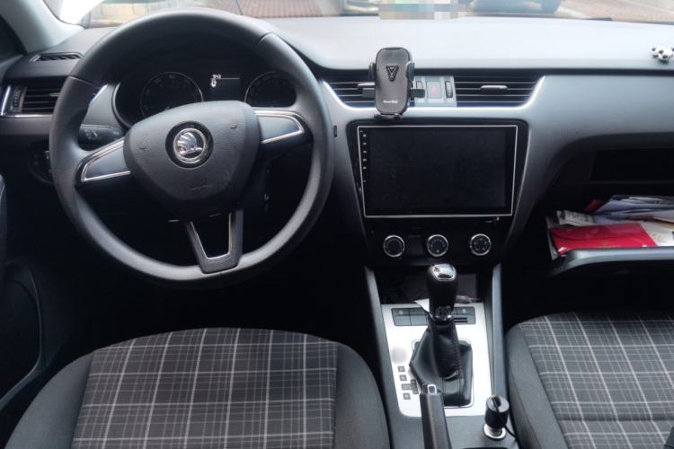 Used Skoda Octavia 2018 1.6L Automatic Comfort Edition Center Console