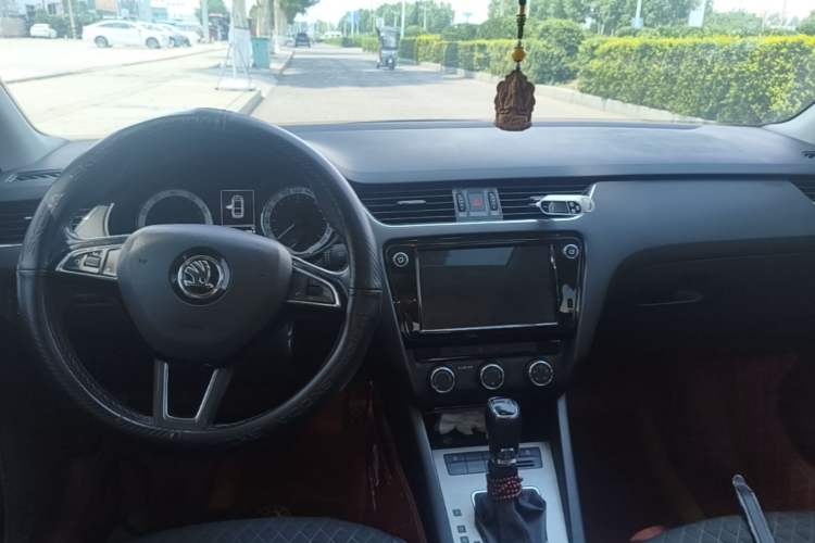 Used Skoda Octavia 2018 1.6L Automatic Luxury Edition Center Console