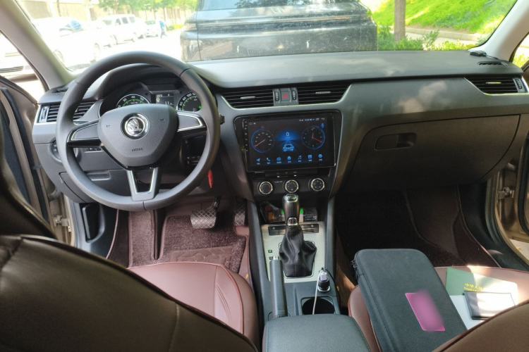 Used Skoda Octavia 2018 1.6L Automatic Comfort Edition Center Console