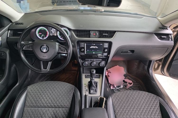 Used Skoda Octavia 2018 1.6L Automatic Luxury Edition Center Console