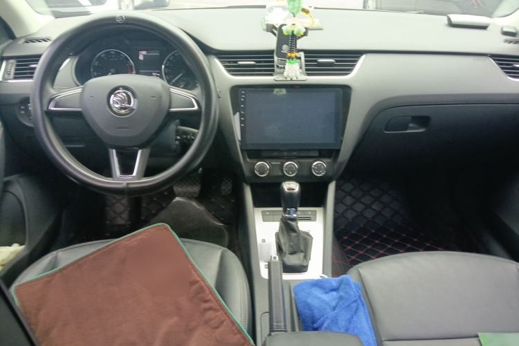Used Skoda Octavia 2018 1.6L Automatic Comfort Edition Center Console