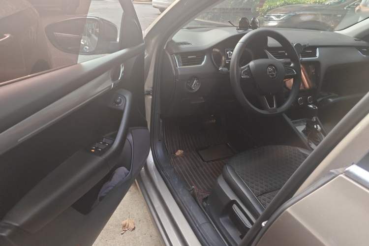 Used Skoda Octavia 2018 TSI280 DSG Luxury Edition Driver Seat