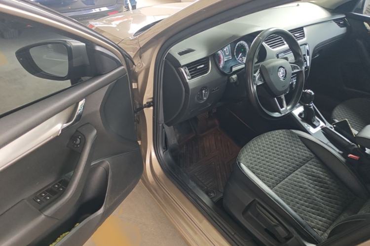 Used Skoda Octavia 2018 1.6L Automatic Luxury Edition Driver Seat