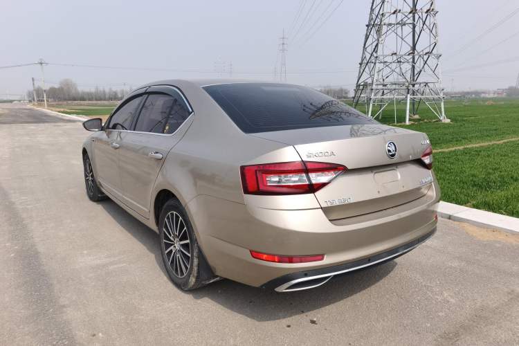 Used Skoda Octavia 2018 TSI230 DSG Luxury Edition Exterior 4