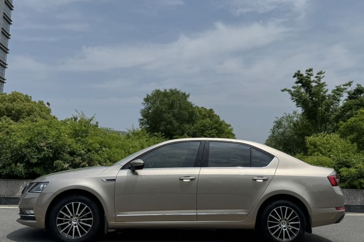 Used Skoda Octavia 2018 TSI230 DSG Luxury Enjoyment Edition Exterior 5