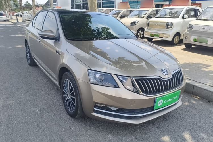 Used Skoda Octavia 2018 1.6L Automatic Luxury Edition Front Right 45 Deg
