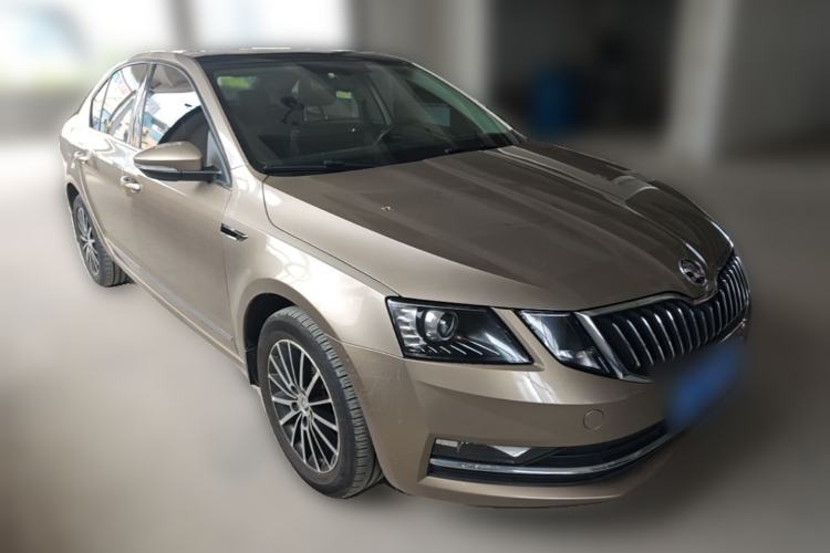 Used Skoda Octavia 2018 1.6L Automatic Luxury Edition Front Right 45 Deg