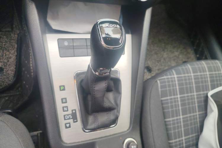 Used Skoda Octavia 2018 1.6L Automatic Comfort Edition Gear Lever