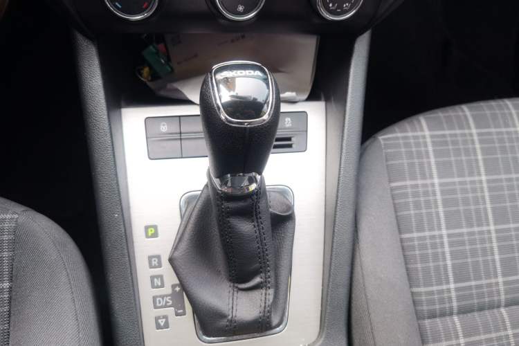 Used Skoda Octavia 2018 1.6L Automatic Comfort Edition Gear Lever