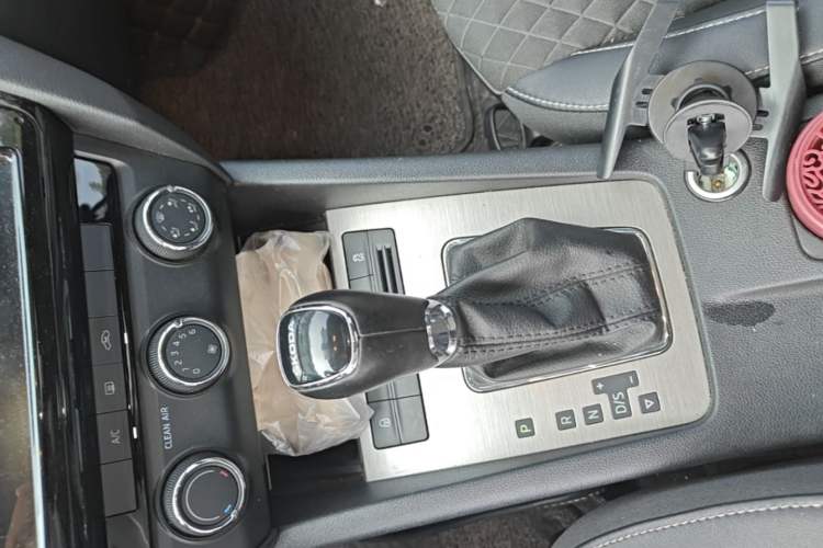 Used Skoda Octavia 2018 1.6L Automatic Luxury Edition Gear Lever