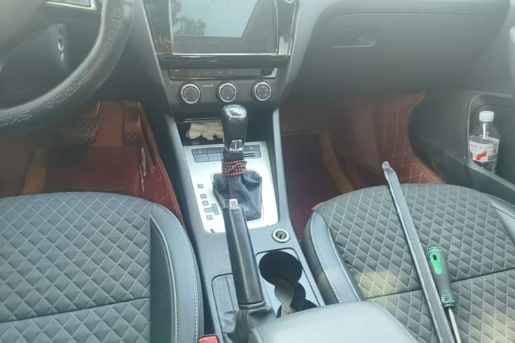 Used Skoda Octavia 2018 1.6L Automatic Luxury Edition Gear Lever