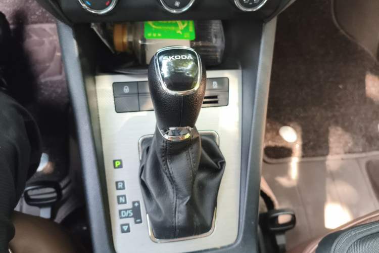 Used Skoda Octavia 2018 1.6L Automatic Comfort Edition Gear Lever