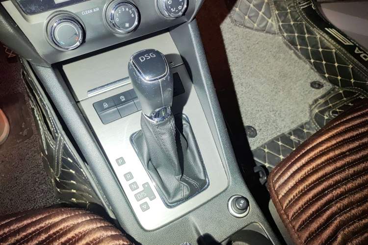 Used Skoda Octavia 2018 TSI230 DSG Luxury Edition Gear Lever