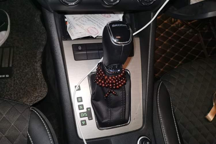 Used Skoda Octavia 2018 1.6L Automatic Luxury Edition Gear Lever