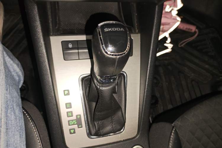 Used Skoda Octavia 2018 1.6L Automatic Luxury Edition Gear Lever