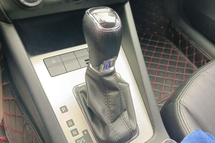 Used Skoda Octavia 2018 1.6L Automatic Comfort Edition Gear Lever