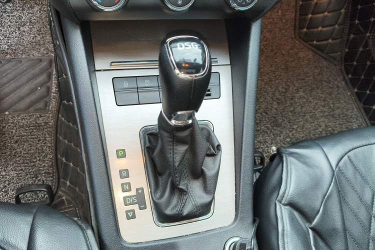 Used Skoda Octavia 2018 TSI230 DSG Luxury Edition Gear Lever