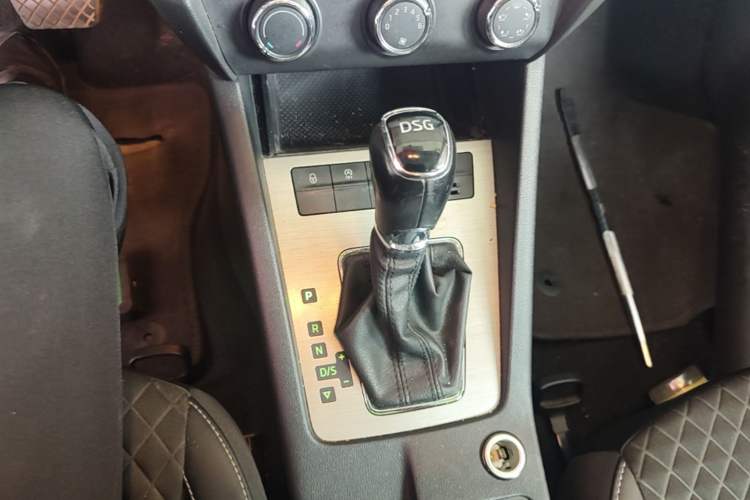 Used Skoda Octavia 2018 TSI230 DSG Luxury Enjoyment Edition Gear Lever